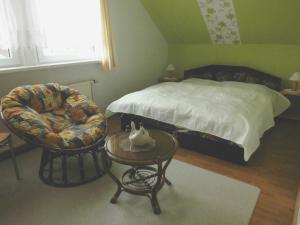 Postel nebo postele na pokoji v ubytování KOS-Ferienwohnung Tiefert, Maria-Seidel-Straße