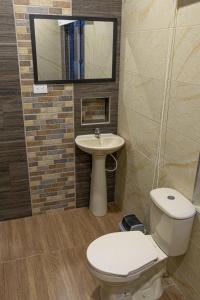 een badkamer met een toilet en een wastafel bij Hotel Maranta in Pereira