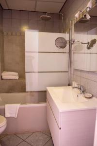 bagno con lavandino, vasca e servizi igienici di Palatium Mari a Capri