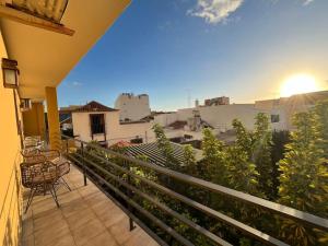 een balkon met uitzicht op de stad bij Casa Con Piscina en el Centro in Los Llanos de Aridane