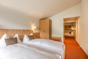 Postel nebo postele na pokoji v ubytování Hotel Restaurant Bänklialp