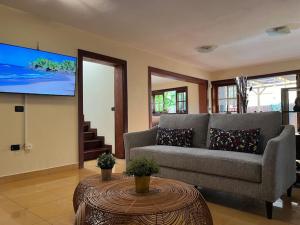 un soggiorno con divano e TV a schermo piatto di Casa Con Piscina en el Centro a Los Llanos de Aridane