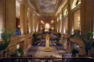 un vestíbulo vacío con una escalera en un edificio en Hilton Chicago, en Chicago
