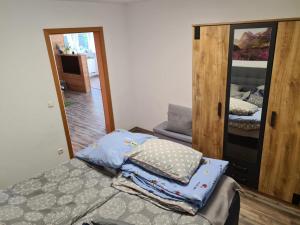 a room with two pillows on a bed and a mirror at NEU Ferienwohnung im Nationalpark Bayrischer Wald in Neukirchen