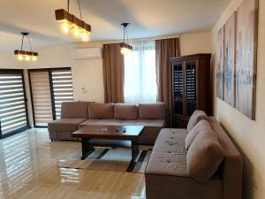 Predel za sedenje v nastanitvi Apartman Ika 9N