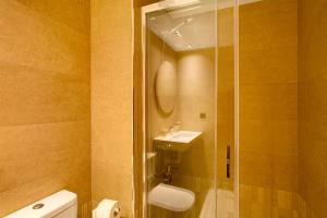 a bathroom with a shower and a toilet and a sink at Guanarteme Bureba 7 in Las Palmas de Gran Canaria