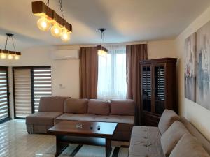 Predel za sedenje v nastanitvi Apartman Ika 9N