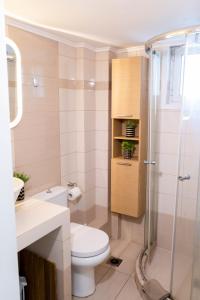 Un baño de Acropolis View Cozy & Bright 2-rooms Flat 44 fotos más