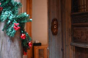 Una corona de Navidad en la puerta de una habitación en New Fragrant Hui Villa, en Yi