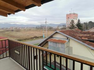 - une vue depuis le balcon d'un bâtiment dans l'établissement Apartmani Lane 1, à Kraljevo