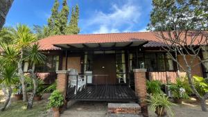 une maison en briques avec une terrasse couverte avec un toit dans l'établissement Suan Bankrut Beach Resort, à Ban Krut