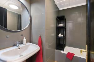 uma casa de banho com um lavatório e um espelho em Lanzarote Beach em Arrecife