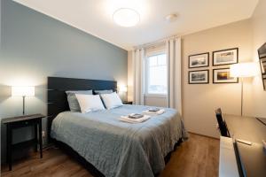 Un dormitorio con una cama con dos toallas encima. en Hotelli Kotola, en Kotka