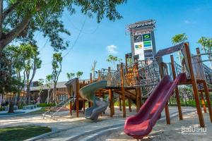 um parque infantil com vários escorregas num parque em Bangtao - Laguna center, 1BR, Near Laguna Center em Ban Thalat Choeng Thale