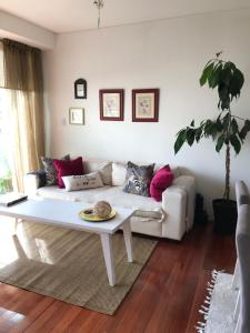 sala de estar con sofá blanco y mesa en Studio Belgrano Temporary app en Buenos Aires
