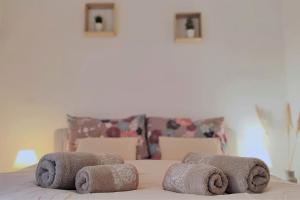 1 dormitorio con 1 cama con toallas en Blois City - Le Petit Saint Jean, en Blois