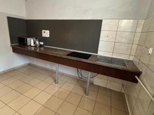 een keuken met een aanrecht in een kamer bij Relaks Noclegi in Częstochowa