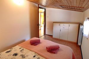 um quarto com uma cama com duas almofadas em Parenzana Haven Hideaway STAR em Izola