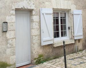 un edificio con dos ventanas y una puerta en Blois City - Le Petit Saint Jean en Blois