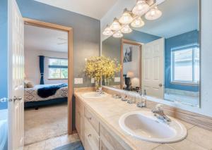 a bathroom with two sinks and a large mirror at MV1 Sunrise Villa Specially 4 u in Marysville