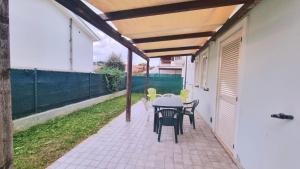 a patio with a table and chairs on it at Appartamenti Mac, trilocali vicino al mare con posto auto in Marcelli