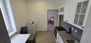 uma cozinha com armários brancos e uma bancada em Apartment 35m2 em Karlovy Vary