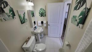 een badkamer met een wit toilet en een wastafel bij Amazing 1 BR Apt In City Center in Detroit