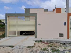 uma garagem com uma porta e um edifício em Casa de praia em Mucuri Bahia em Mucuri