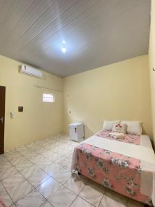 1 dormitorio con 1 cama en una habitación en Aconchego da Vó, en Barreirinhas