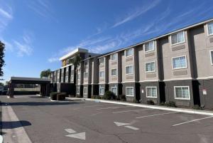 un aparcamiento vacío frente a un edificio en La Quinta by Wyndham Tulare en Tulare