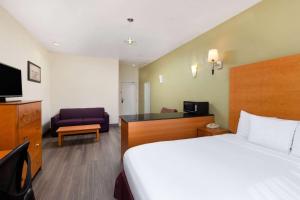 Ένα ή περισσότερα κρεβάτια σε δωμάτιο στο La Quinta by Wyndham Tulare