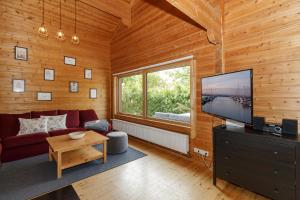 TV a/nebo společenská místnost v ubytování Ferienhaus Holzperle am Meer