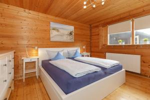 Postel nebo postele na pokoji v ubytování Ferienhaus Holzperle am Meer