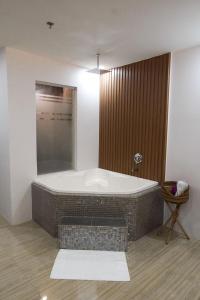 a bathroom with a bath tub in a room at OYO 1030 Ai Hotel in Manila