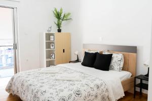 Una cama o camas en una habitación de Acropolis View Cozy & Bright 2-rooms Flat