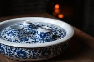 un plato con tres platos azules y blancos en una mesa en New Fragrant Hui Villa, en Yi