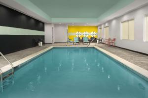 uma piscina num quarto de hotel em Tru By Hilton North Richland Hills Dfw West em North Richland Hills