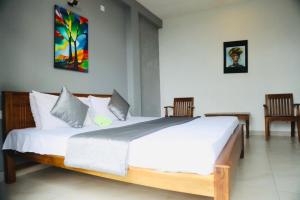 Postel nebo postele na pokoji v ubytování kandy hill villa