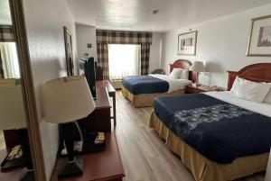 Wingate by Wyndham Eagle Vail Valley في إيجل: غرفة فندقية بسريرين ومرآة