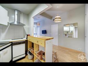 Naut AranにあるCONILH de Alma de Nieveの部屋にある木製のカウンタートップを備えたキッチン