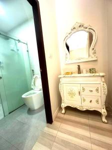 y baño con lavabo, aseo y espejo. en Luangprabang Villa bouathong Hotel, en Luang Prabang