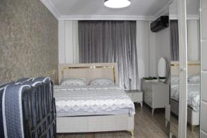 um quarto com uma cama e um espelho em Bomonti Solo Exclusive Designed Hotel em Istambul