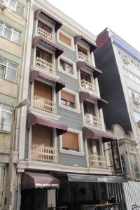 um edifício alto com varandas ao lado em Bomonti Solo Exclusive Designed Hotel em Istambul