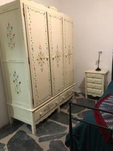 two dressers with flowers painted on them in a bedroom at Quintinha dos Pombinhos in Montoito