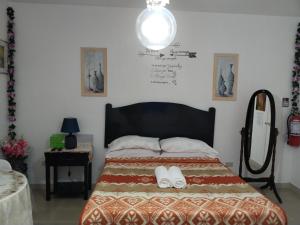ein Schlafzimmer mit einem Bett mit zwei weißen Schuhen darauf in der Unterkunft Michelle's apartment Alcoy in Alcoy