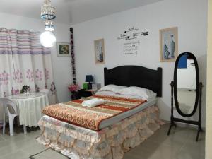 Schlafzimmer mit einem Bett mit einem Spiegel und einem Tisch in der Unterkunft Michelle's apartment Alcoy in Alcoy