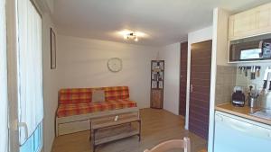 un salon avec un banc et une cuisine dans l'établissement Studio Grand Balcon Montagne Ski et Randos, à Luz-Saint-Sauveur