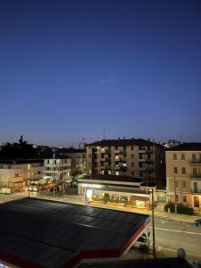 vista su un parcheggio notturno con edifici di Lupo Luxury Rooms a Bologna