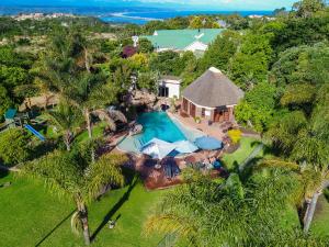 una vista aérea de una casa con piscina en Formosa Bay, en Plettenberg Bay