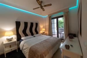 um quarto com uma cama com luzes azuis em Marbella Luxury Boutique apartment in exclusive frontline golf development in a gated community with all facilities in walking distance em Benahavís